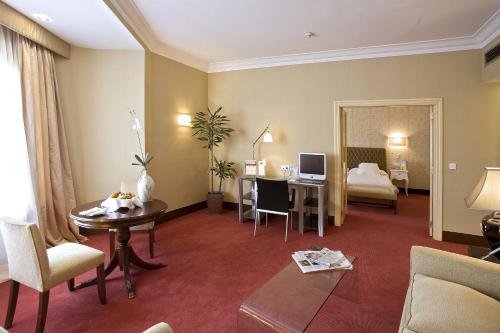 Suite Junior del hotel Carlton. Foto 7