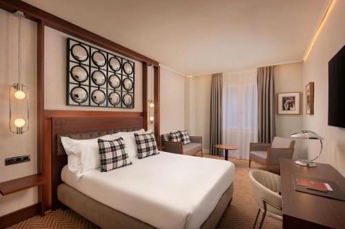 Habitación con cama doble del hotel Ercilla De Bilbao, Autograph Collection