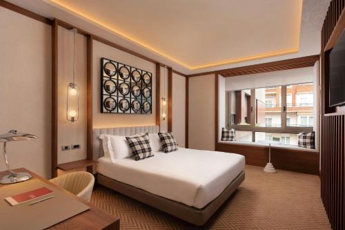 Habitación con vistas a la ciudad - Cama extragrande del hotel Ercilla De Bilbao, Autograph Collection