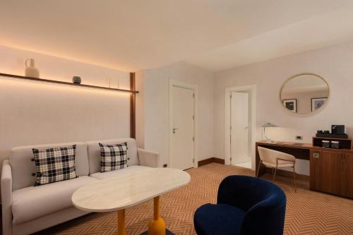 Habitación con sofá cama - Cama extragrande del hotel Ercilla De Bilbao, Autograph Collection