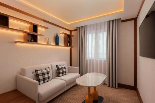Habitación con sofá cama - Cama extragrande del hotel Ercilla De Bilbao, Autograph Collection. Foto 3