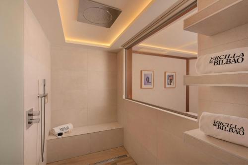 Habitación Premium - 1 cama extragrande del hotel Ercilla De Bilbao, Autograph Collection. Foto 4