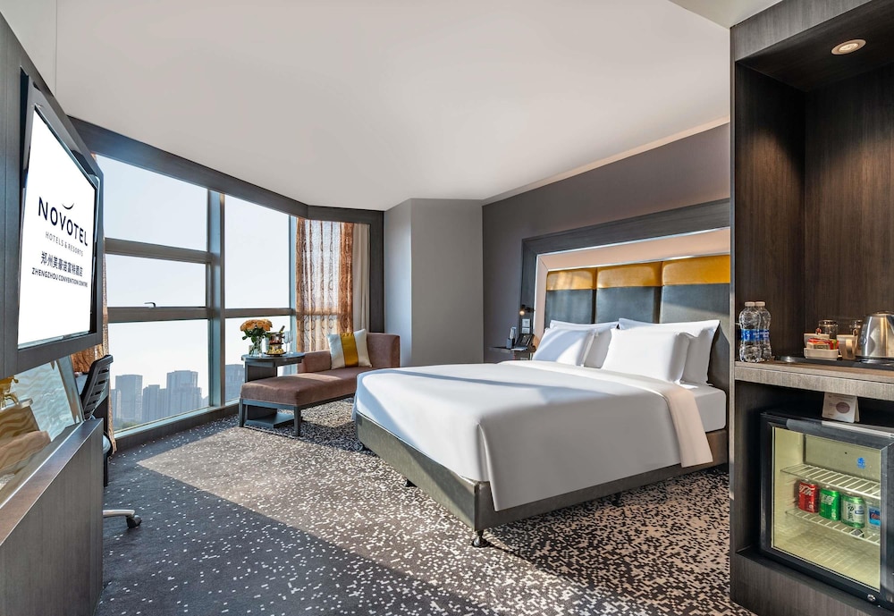 Habitación Superior con cama king del hotel Novotel Zhengzhou Convention Centre. Foto 6