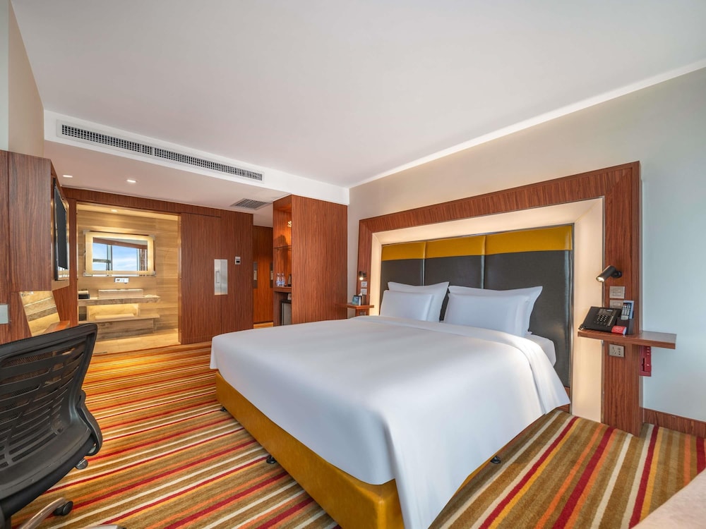 Habitación Superior con cama king del hotel Novotel Zhengzhou Convention Centre. Foto 8
