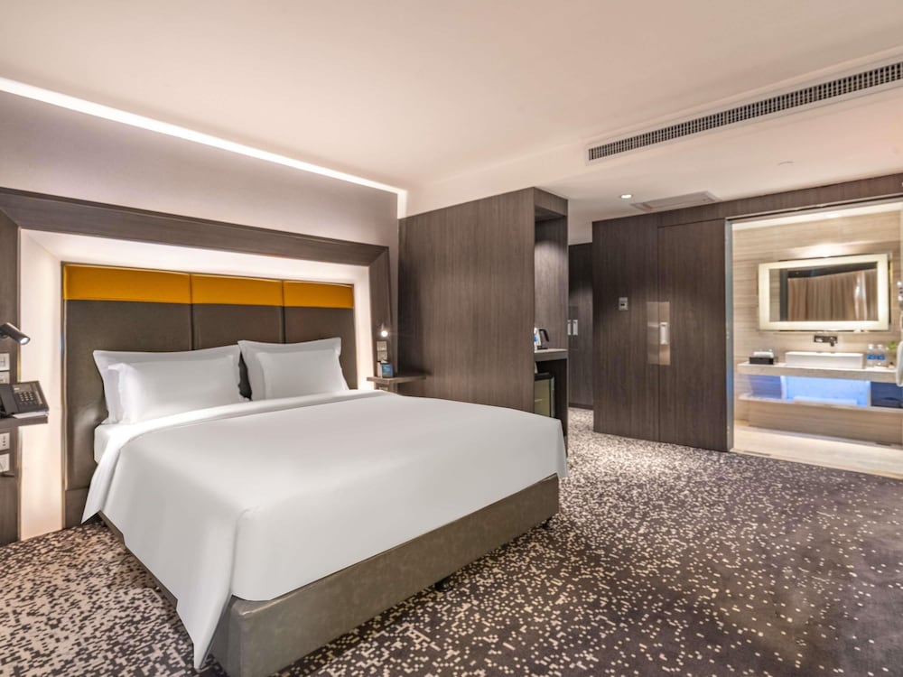 Habitación Superior con cama king del hotel Novotel Zhengzhou Convention Centre. Foto 11