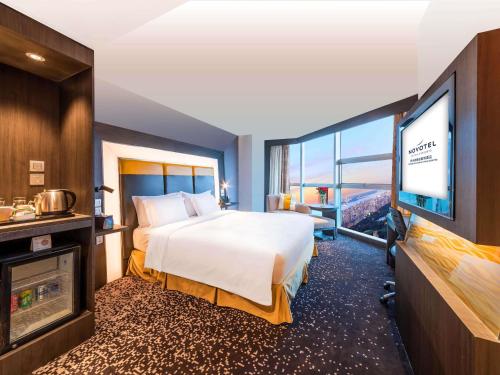 Habitación Superior con Cama King, Vista a la Ciudad del hotel Novotel Zhengzhou Convention Centre. Foto 4