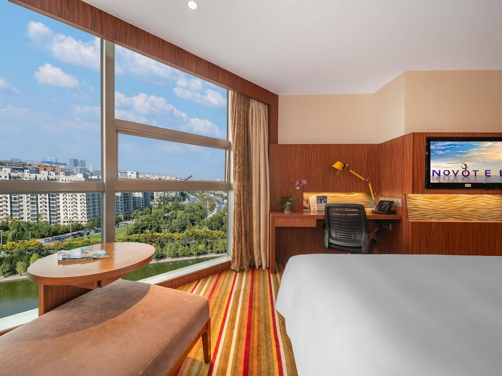 Habitación Premier Piso Ejecutivo con 1 Cama King del hotel Novotel Zhengzhou Convention Centre. Foto 8