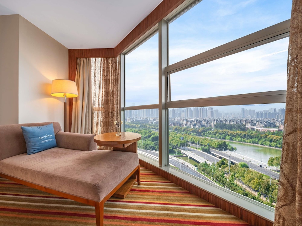 Habitación Premier Piso Ejecutivo con 1 Cama King del hotel Novotel Zhengzhou Convention Centre. Foto 10