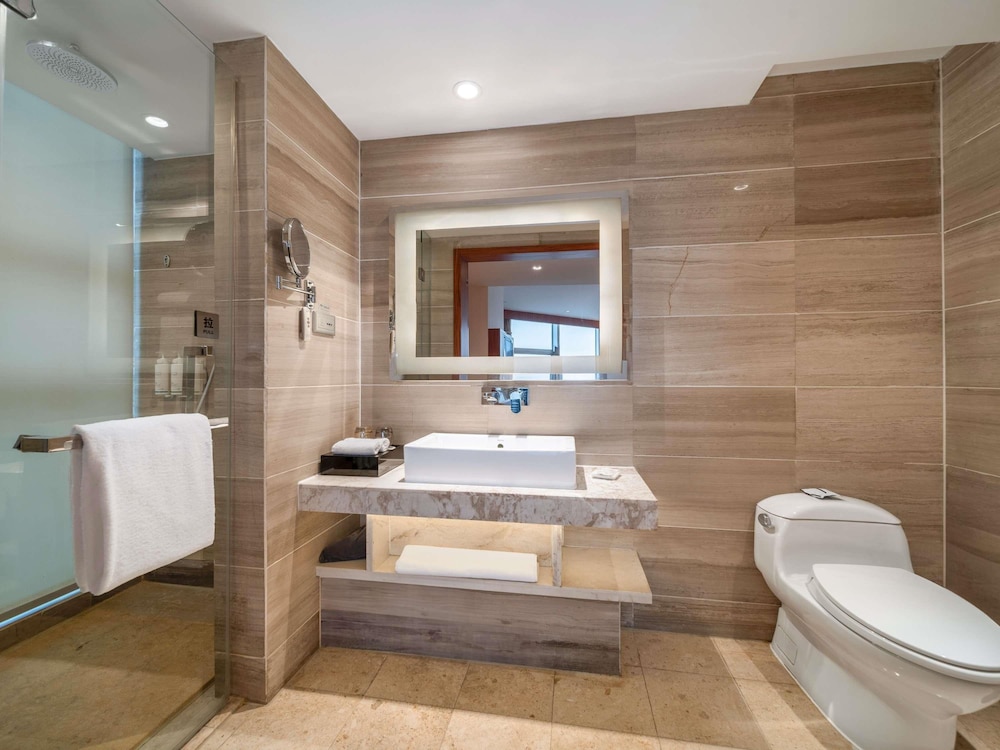 Habitación Premier Piso Ejecutivo con 1 Cama King del hotel Novotel Zhengzhou Convention Centre. Foto 11