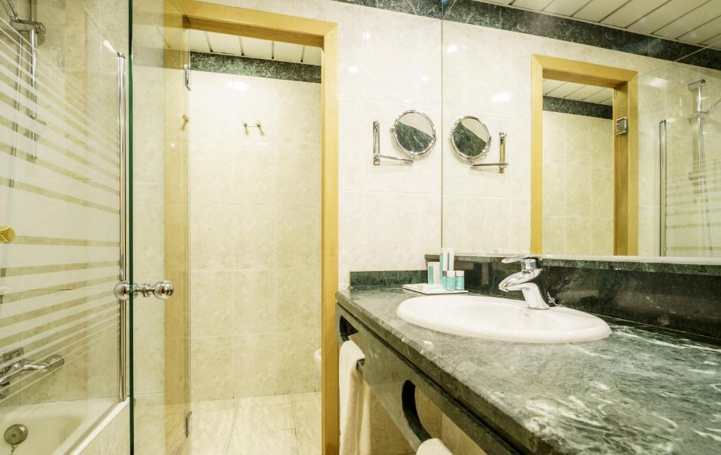 HABITACIÓN PREMIUM CON SUPLETORIA (3 ADULTOS) del hotel Ilunion Bilbao. Foto 1