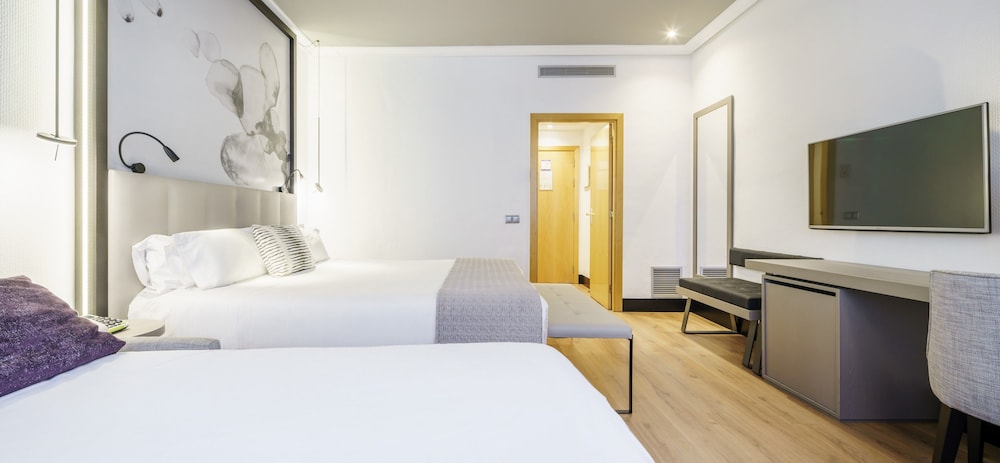 Habitación triple Premium del hotel Ilunion Bilbao. Foto 1