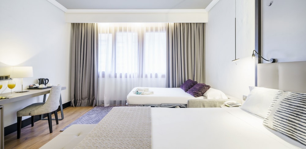 Habitación triple Premium del hotel Ilunion Bilbao. Foto 3