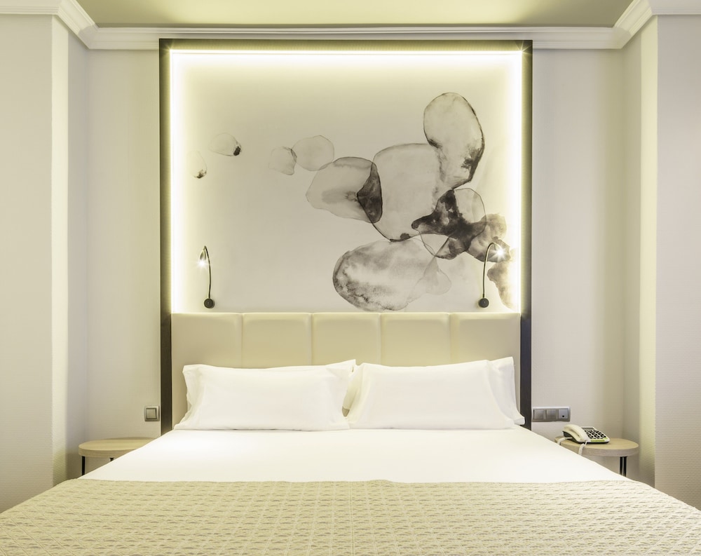 Suite junior, 1 cama de matrimonio con sofá cama del hotel Ilunion Bilbao. Foto 1