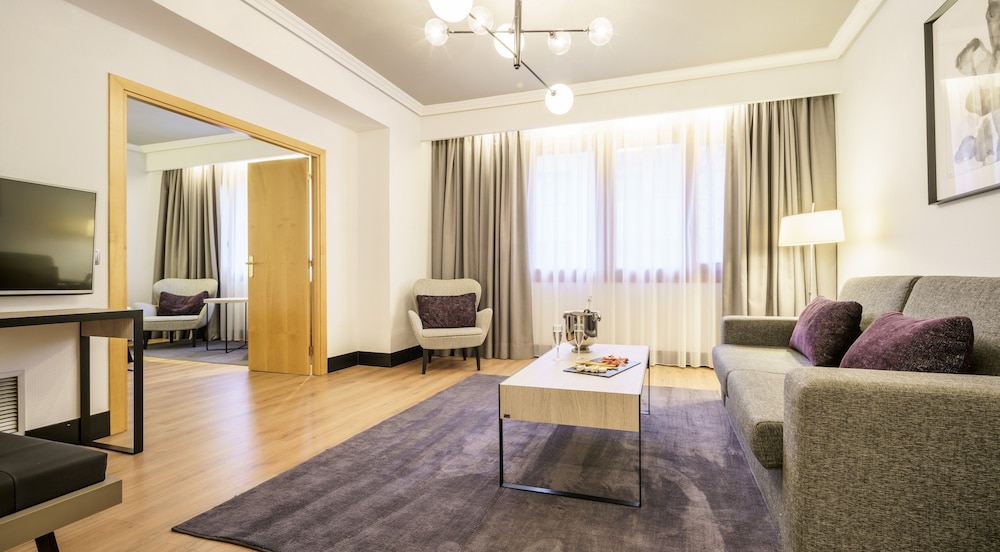 Suite junior, 1 cama de matrimonio con sofá cama del hotel Ilunion Bilbao. Foto 3