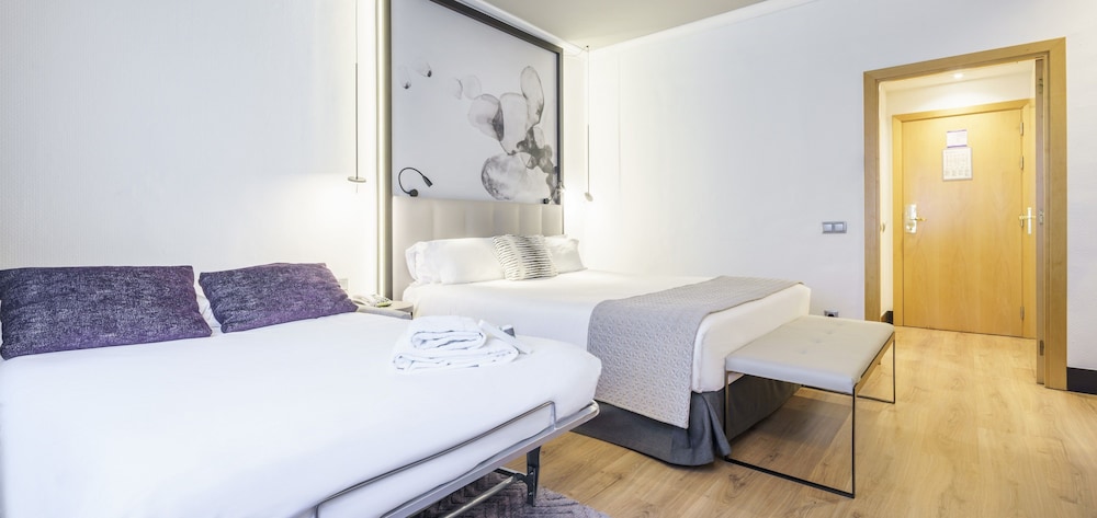 Habitación Triple Premium, del hotel Ilunion Bilbao. Foto 2