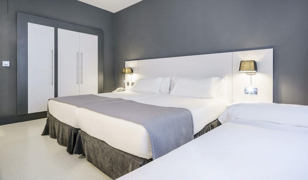 Habitación triple del hotel Ilunion Bilbao. Foto 1