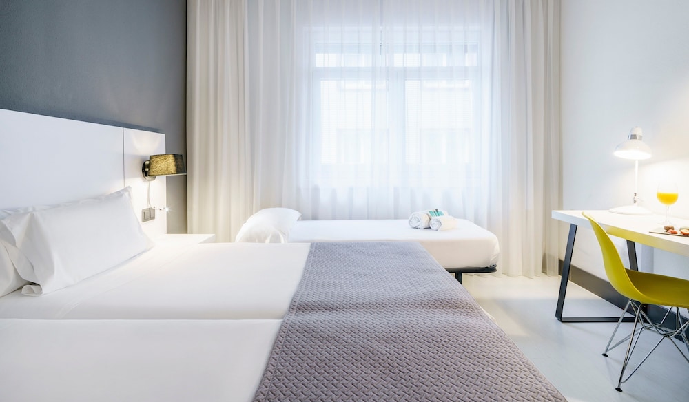 Habitación triple del hotel Ilunion Bilbao. Foto 4