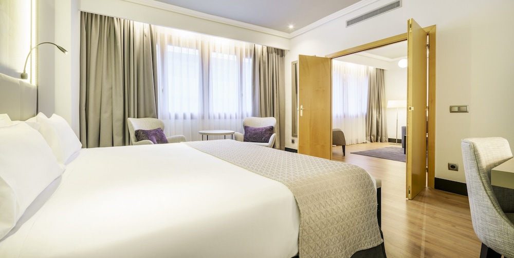 Habitación familiar, 1 cama de matrimonio con sofá cama del hotel Ilunion Bilbao