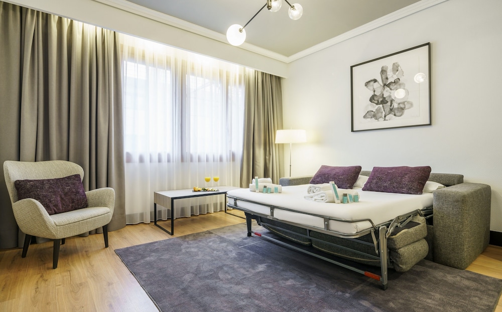 Habitación familiar, 1 cama de matrimonio con sofá cama del hotel Ilunion Bilbao. Foto 3