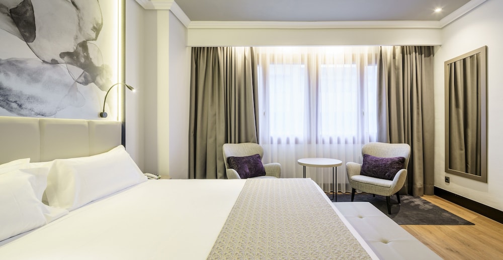 Habitación cuádruple del hotel Ilunion Bilbao. Foto 3