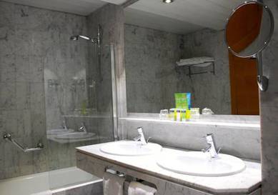 Habitación doble Club del hotel Silken Indautxu Bilbao. Foto 1