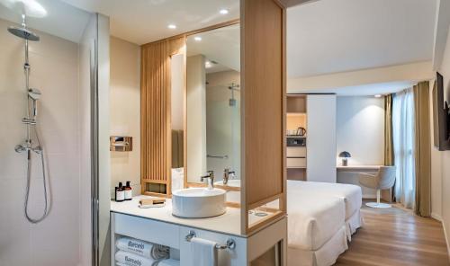 2 Habitaciones Dobles comunicadas del hotel Barceló Bilbao Nervión. Foto 1