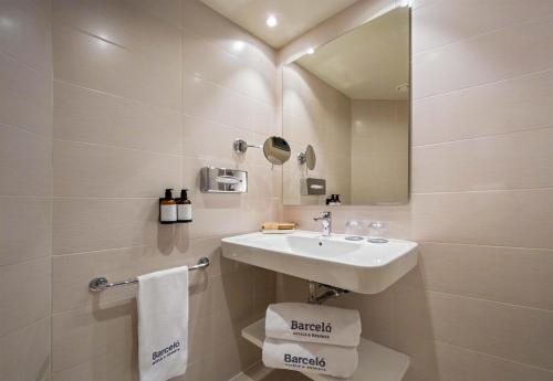 Habitación Individual Deluxe del hotel Barceló Bilbao Nervión. Foto 3