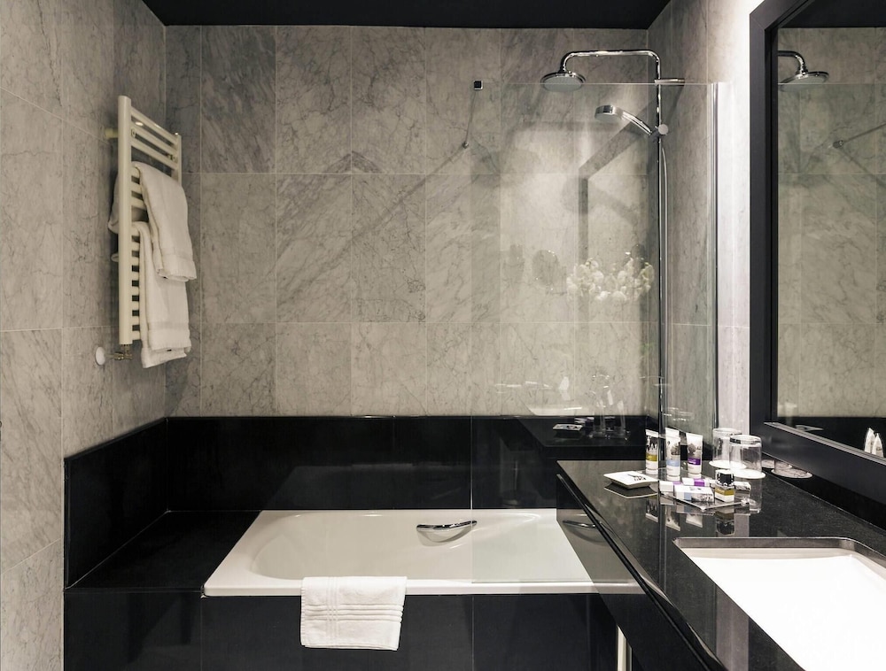 Habitación triple del hotel Mercure Bilbao Jardines De Albia. Foto 3