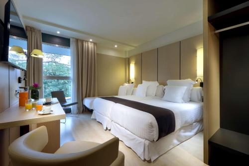 Habitación Superior con cama supletoria del hotel Occidental Bilbao. Foto 1