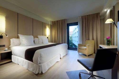 Habitación Superior con cama extragrande del hotel Occidental Bilbao