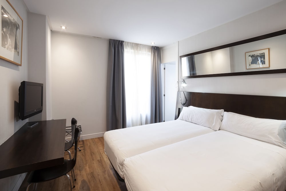 Habitación doble superior, vistas a la ciudad del hotel Petit Palace Arana. Foto 3