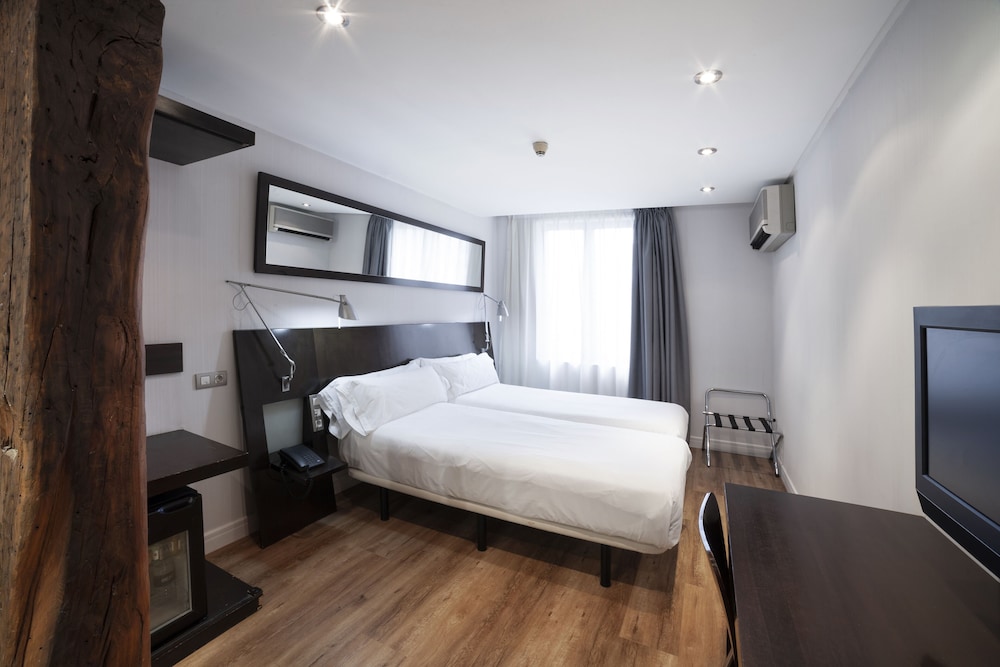 Habitación doble superior, vistas a la ciudad del hotel Petit Palace Arana. Foto 4