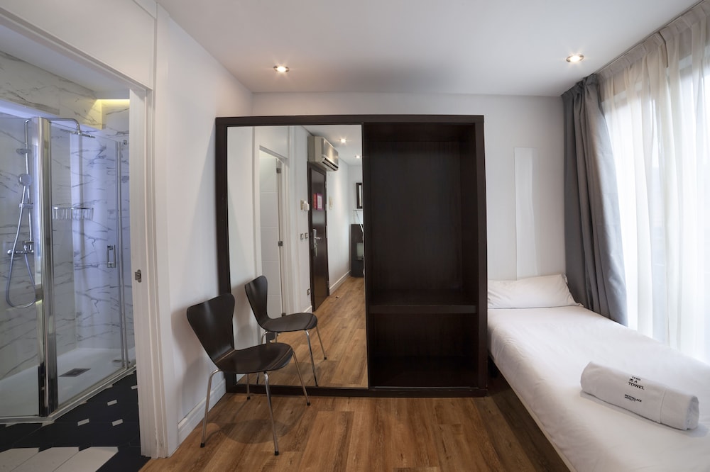 Habitación triple del hotel Petit Palace Arana. Foto 1