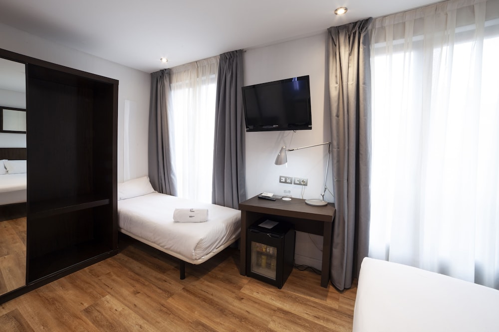 Habitación triple del hotel Petit Palace Arana. Foto 2