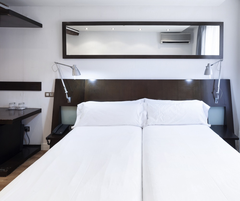 Habitación triple del hotel Petit Palace Arana. Foto 3