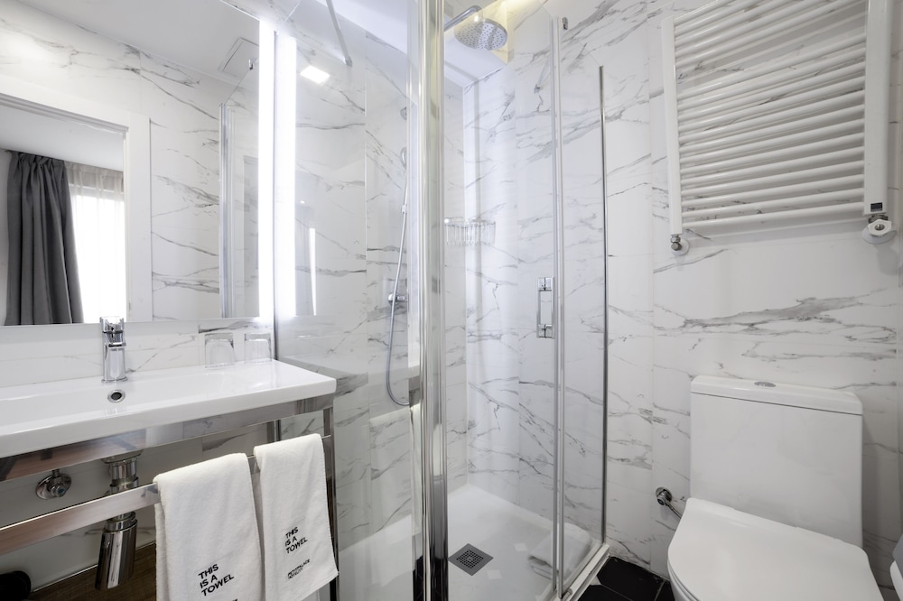 Habitación triple del hotel Petit Palace Arana. Foto 4