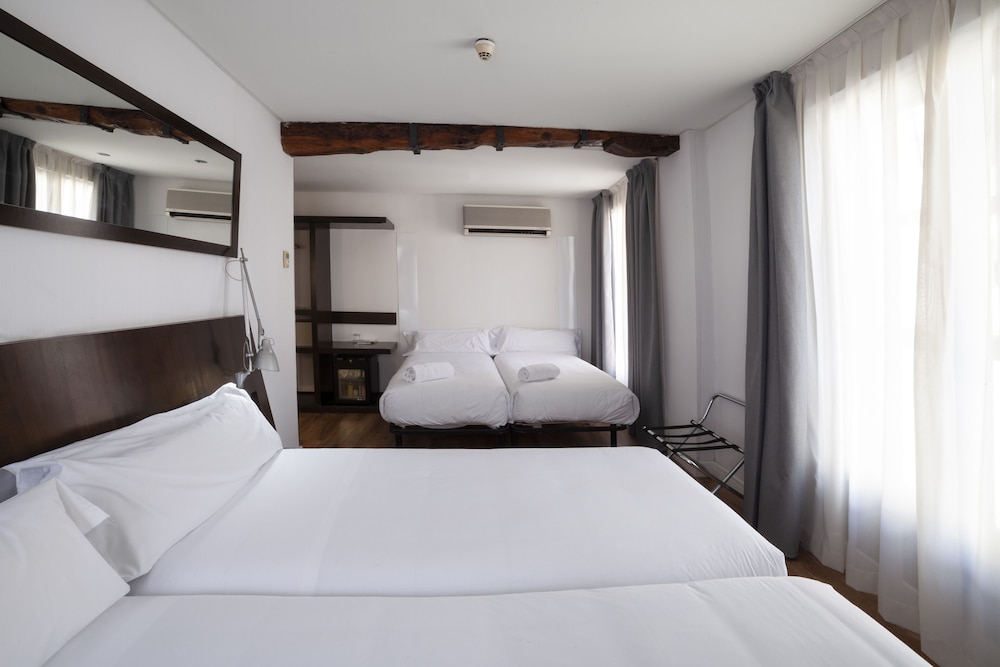 Habitación cuádruple del hotel Petit Palace Arana