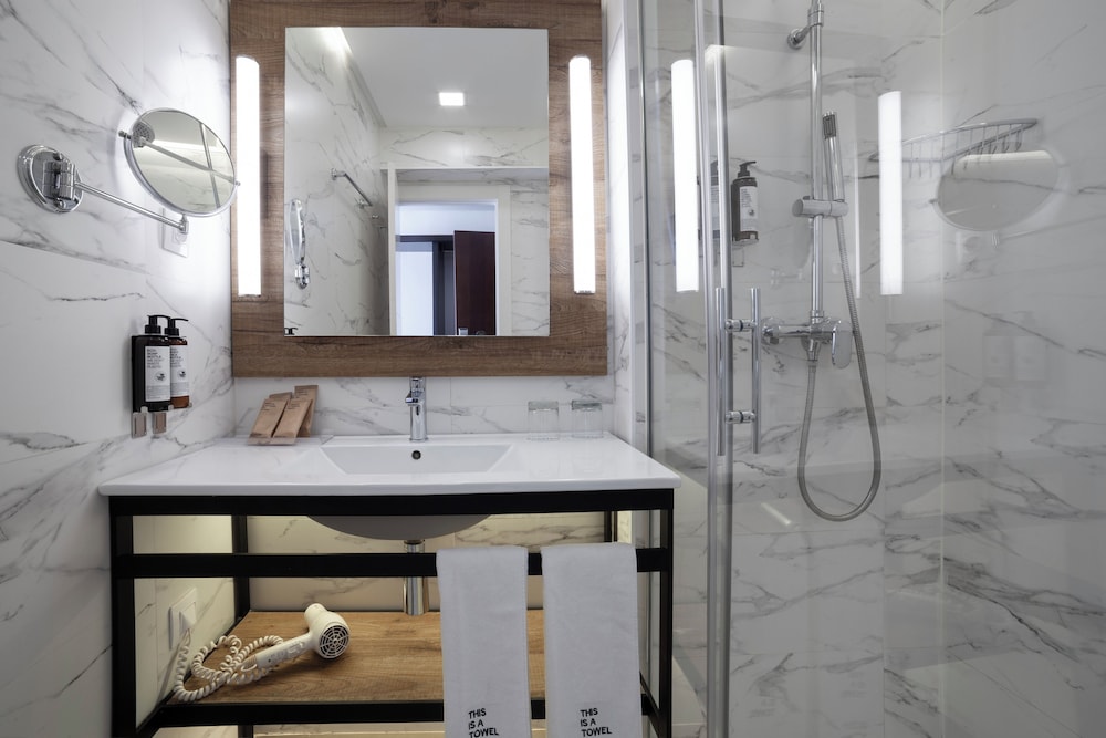 Habitación cuádruple del hotel Petit Palace Arana. Foto 5