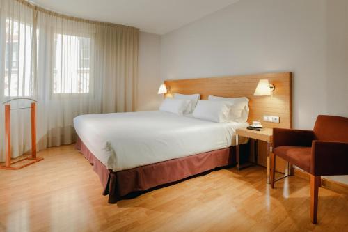 Habitación Doble Estándar - 1 o 2 camas del hotel Hesperia Zaragoza Centro. Foto 3