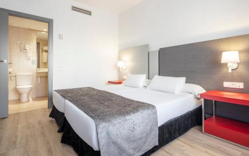 Habitación triple Premium Normal del hotel Ilunion Romareda. Foto 3