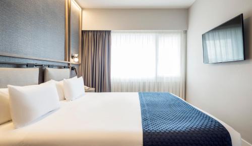 Habitación Cuádruple del hotel Ilunion Romareda. Foto 6