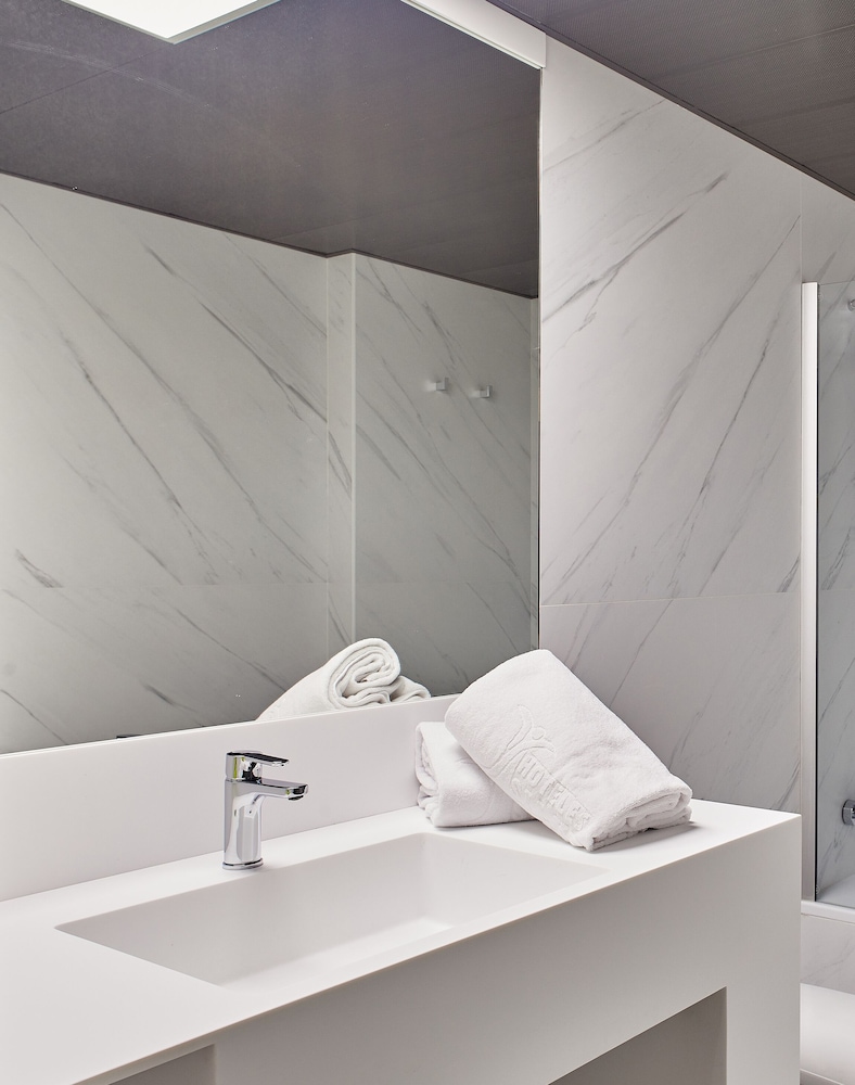 Habitación estándar con 1 cama doble o 2 individuales del hotel Silken Reino De Aragón. Foto 3