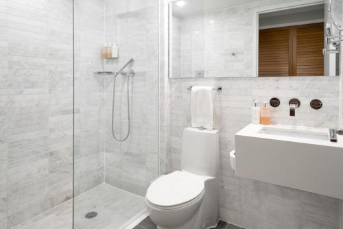 Habitación Estándar - Cama extragrande del hotel CODA Williamsburg. Foto 1