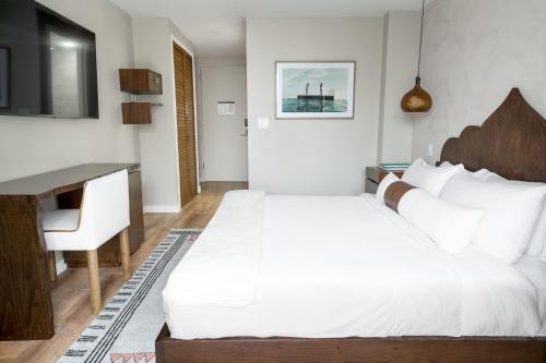 Habitación Estándar - Cama extragrande del hotel CODA Williamsburg. Foto 4