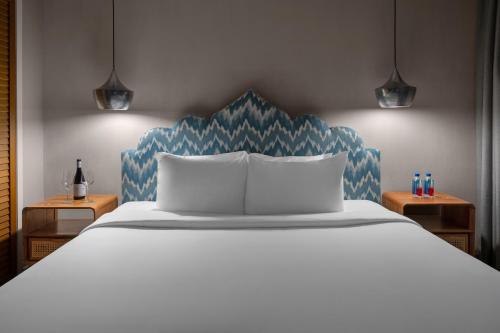 Habitación Estándar - Cama extragrande del hotel CODA Williamsburg. Foto 5