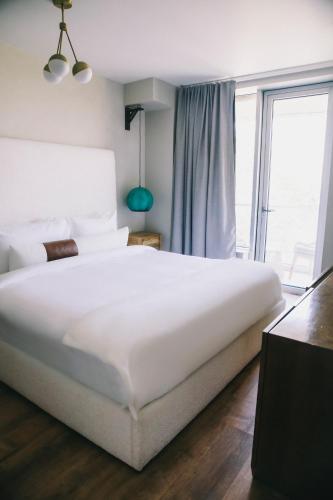 Habitación Superior con cama grande y balcón del hotel CODA Williamsburg. Foto 3