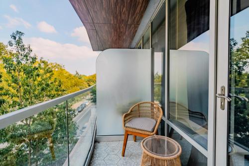 Habitación Superior con cama grande y balcón del hotel CODA Williamsburg. Foto 4