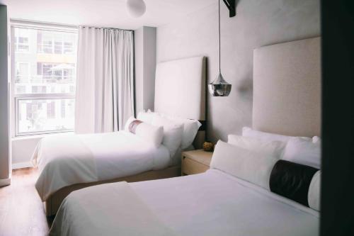 Habitación Doble Deluxe - 2 camas dobles del hotel CODA Williamsburg. Foto 2