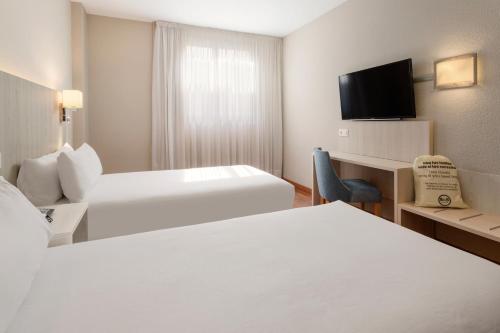 Habitación Triple del hotel ByB HOTEL Zaragoza Royal. Foto 1