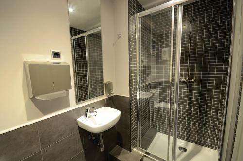 Habitación Cuádruple del hotel Free Hostels Barcelona. Foto 9